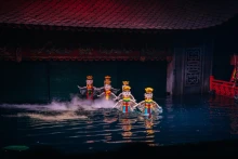 水上木偶戏的背后故事反映越南传统习俗、歌颂农民门的勇气，甚至反映社会的丑恶现象。