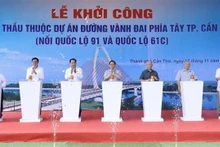 政府总理范明正出席芹苴市以西环路项目动工仪式。