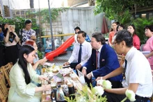 美国驻越大使和代表们品尝越南美食。