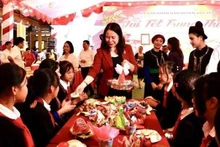 越南国家副主席武氏映春向学生们赠送中秋节慰问品。（图片来源：越通社）