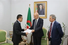 陈国庆大使向本母巴雷克转达了越共中央总书记阮富仲的贺电。