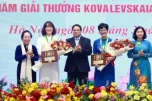 范明正总理向获得今年柯瓦列夫斯卡娅奖的两个女性颁发奖状。