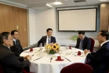 越南政府副总理兼外交部长裴青山与老挝和柬埔寨外长举行工作早餐会。