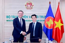 越南自然资源与环境部长邓国庆会见荷兰基础设施和水管理部长马克·哈伯斯。