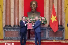 苏林总书记、国家主席向范青平大使颁发任命书。