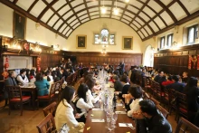 在英国和爱尔兰的越南知识分子协会年度见面会场景。