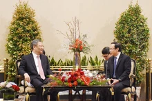 胡志明市委书记阮文年会见中国商务部部长王文涛。
