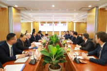 越南建设部部长陈红明与法国交通部长菲利普·塔巴罗特举行工作会谈。