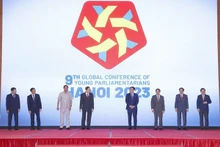 资料图：越南国会主席王廷惠（右四）出席第九届全球青年议员论坛网站开通和会标发布仪式。