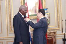 越南国会主席王廷惠向古巴全国人民政权代表大会主席埃斯特万·拉索·埃尔南德斯颁发胡志明勋章。