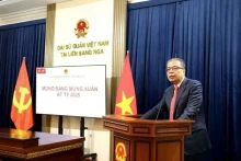 越南驻俄罗斯大使邓明魁在集会上发表讲话。