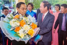 海防市领导人向本通·吉玛尼同志送花。