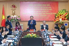国会主席王廷惠与卫生部门干部、医务工作者和工作人员进行会面。