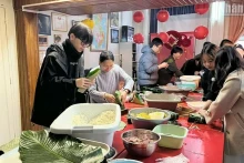 许多年轻人第一次包粽子，必须逐渐习惯每个步骤。