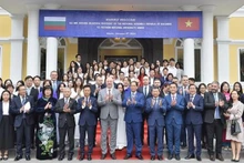 保加利亚国民议会议长和河内国家大学讲师和大学生合影。