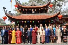 国家副主席武氏映春与各国驻越南女大使合影。
