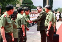 古巴内务部长拉萨罗·阿尔韦托·阿尔瓦雷斯·卡萨斯欢迎仪式。（图片来源：越通社）