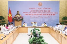 越南政府总理范明正主持召开政府常务委员会与胡志明市线上会议。