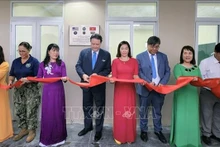 美国驻越南大使马克•纳珀和富安省领导代表出席新教室揭牌仪式。
