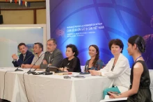 法国驻越南大使奥利维尔·布罗切特主持新闻发布会。