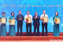 范明正总理与代表们合影。