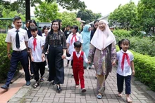 越马两国总理夫人走访慰问河内SOS儿童村。