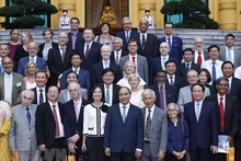 越南国家主席阮春福与国际著名科学家合影。