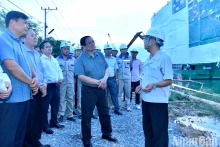 越南政府总理范明正视察了芹苴市茶诺河河堤坍塌抢险工程。