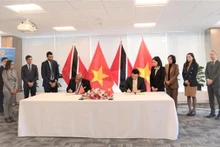 越南常驻联合国代表团团长邓黄江大使同特立尼达和多巴哥常驻联合国代表团团长丹尼斯·弗朗西斯·史密斯签署《越南社会主义共和国与特立尼达和多巴哥共和国建立外交关系联合公报》。
