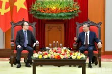 越共中央总书记苏林会见俄罗斯驻越大使贝兹德科。（登科 摄）