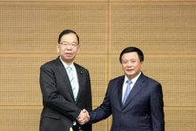越共中央政治局委员、中央理论委员会主席、胡志明国家政治学院院长阮春胜（右）会见日本共产党委员长志位和夫(Shii Kazuo)。