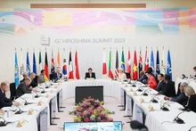 越南政府总理范明正与七国集团扩大代表团团长出席有关全球基础设施和投资伙伴关系的讨论会。
