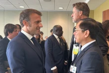 政府副总理兼外交部长裴青山与法国总统埃马纽埃尔·马克龙交谈。