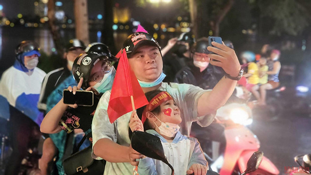 越南各地人民纷纷涌出家门 喜庆U23足球队赢得东运动男足冠军（组图） ảnh 5