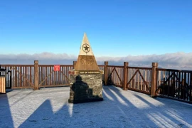 2025年圣诞节霜冰覆盖番西邦峰。（图片来源：baomoi.com）