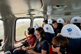 游客从高处欣赏胡志明市的景色。（图片来源：sggp.org.vn）