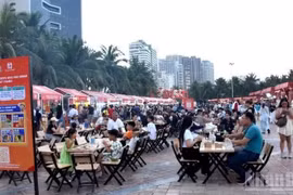 众多人前来参加“2026岘港美食之旅节”活动。