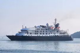 诺贝尔卡利多尼亚——蓝天岛”号邮抵达归仁港。（图片来源：越通社）