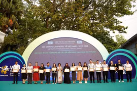 组委会向参展单位代表颁发纪念章和证书。（图片来源：baovanhoa.vn）