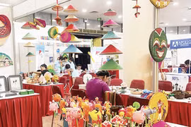 越南文化艺术展览中心展出了传统手工艺品。
