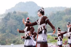 越南莱州省卢族传统服饰。