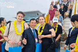 庆和省投资贸易旅游促进中心领导向游客赠送礼物。（图片来源：baokhanhhoa.vn）