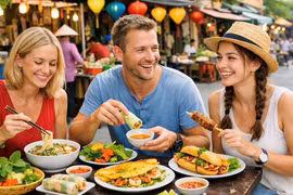 附图：外国游客品尝越南美食。