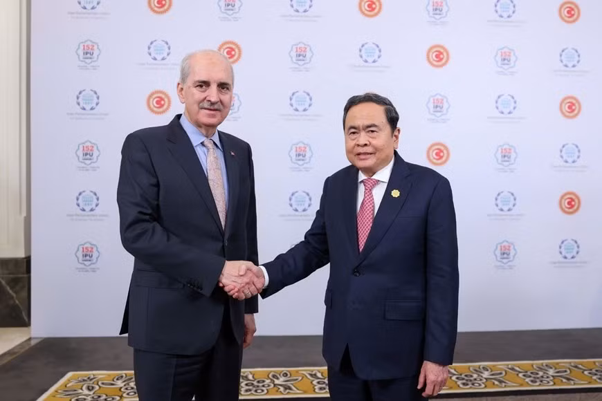 越南国会主席陈青敏会见土耳其大国民议会议长努曼·库尔图尔穆什。