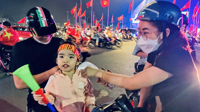 越南各地人民纷纷涌出家门 喜庆U23足球队赢得东运动男足冠军（组图） ảnh 13