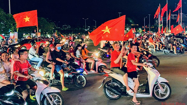 越南各地人民纷纷涌出家门 喜庆U23足球队赢得东运动男足冠军（组图） ảnh 12