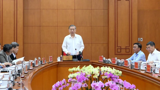 苏林总书记在会议上发表讲话。