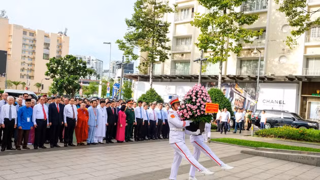 苏林总书记、国家主席率代表团在胡志明主席雕像公园敬献鲜花，缅怀胡志明主席。