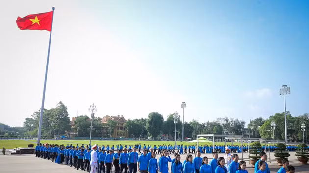 出席越南工会第十四次全国代表大会的780名正式代表入陵瞻仰胡志明主席遗容。
