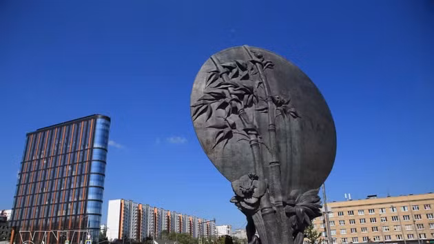 胡志明广场位于俄罗斯联邦莫斯科市西南行政区阿卡杰米切斯卡娅地铁站附近。
